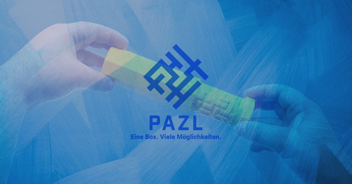 Zwei Hände halten eine längliche, grünlich schimmernde Box mit Muster. Darüber liegt ein blauer Effekt mit PAZL-Logo und dem Text: „Eine Box. Viele Möglichkeiten.“